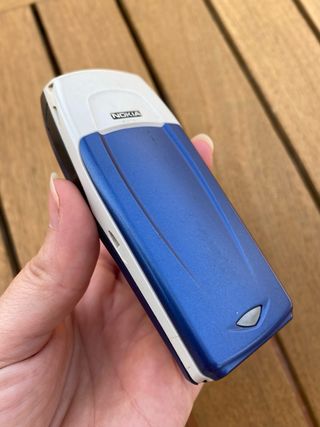 Nokia 6100 + Cargador + Manos Libres HF-3 – Pack Vintage Completo