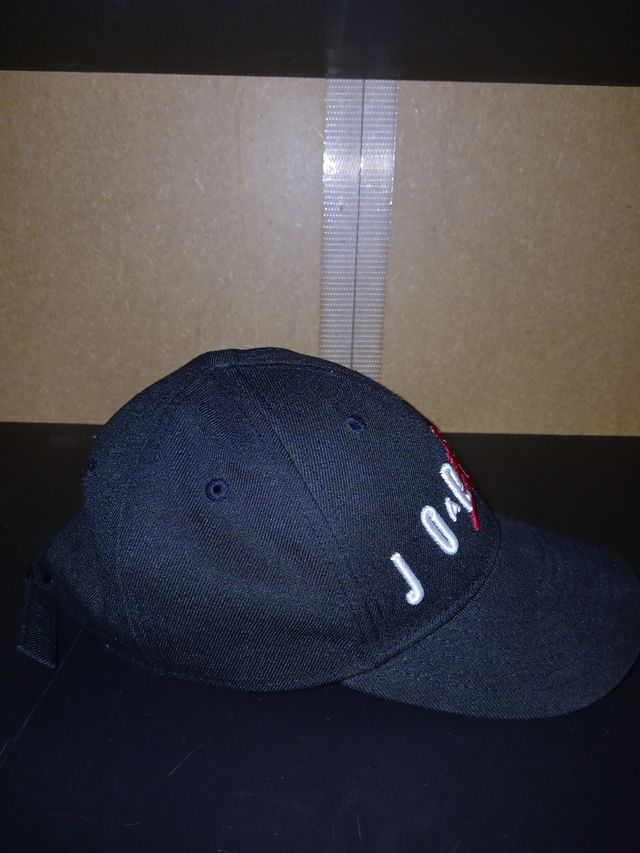 Gorra Jordan negra c/rojo