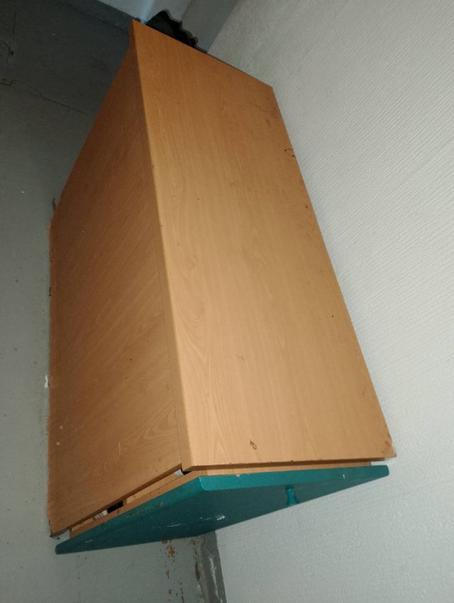 Zapatero de madera beige y verde