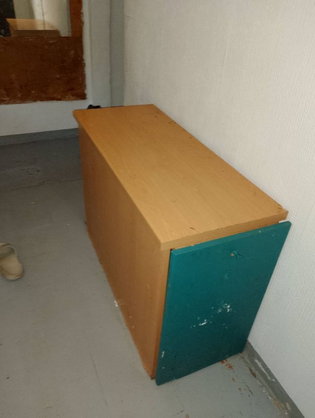 Zapatero de madera beige y verde