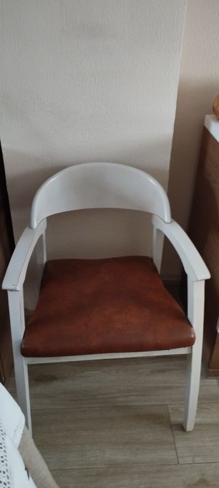 Sillas madera blancas - Asiento marrón
