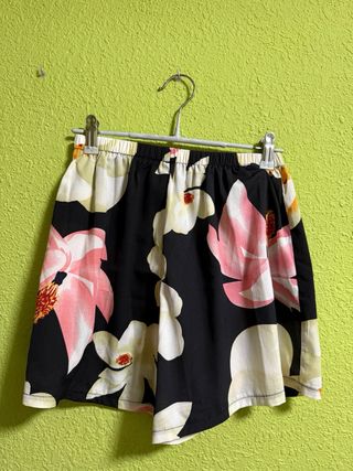 Conjunto top halter y short flores con lazo blanco