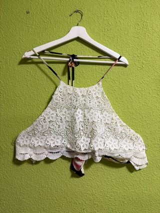 Conjunto top halter y short flores con lazo blanco