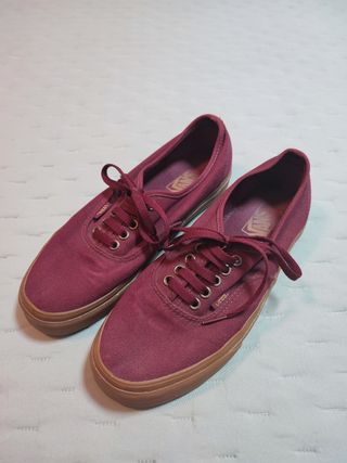 Vans Authentic en color granate
