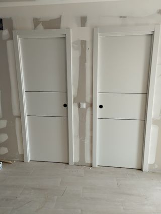 Puerta corredera blanca y abatibles