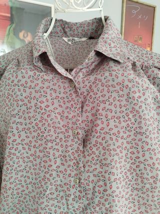 Camisa estampada gris-rojo