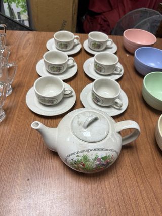 Juego de vajilla tetera con tazas vasos etc..
