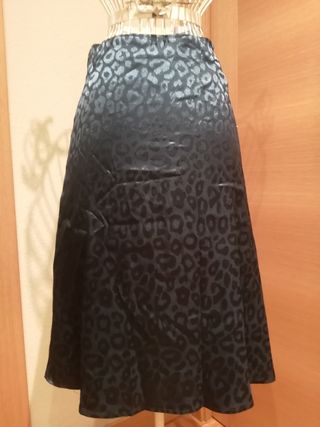 Falda negra animal print