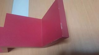 Estantería fucsia de madera