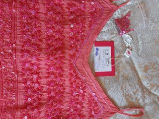 Vestido largo coral con flecos. 