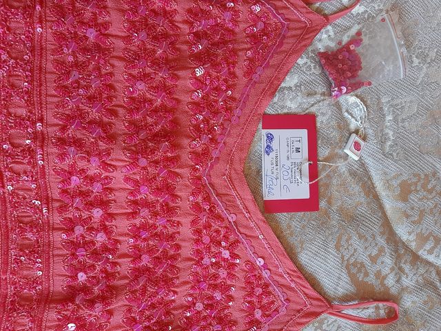 Vestido largo coral con flecos.