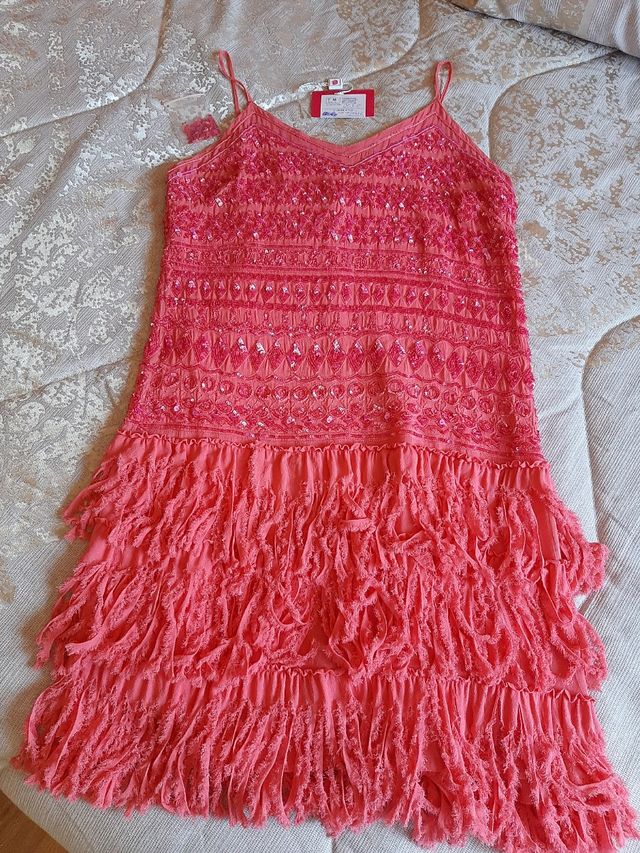 Vestido largo coral con flecos.