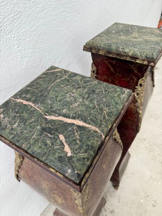 Elegante pareja de pedestales con tapa de mármol