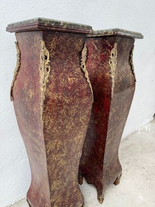 Elegante pareja de pedestales con tapa de mármol