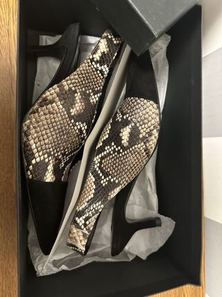 Salones Uterqüe serpiente tacón