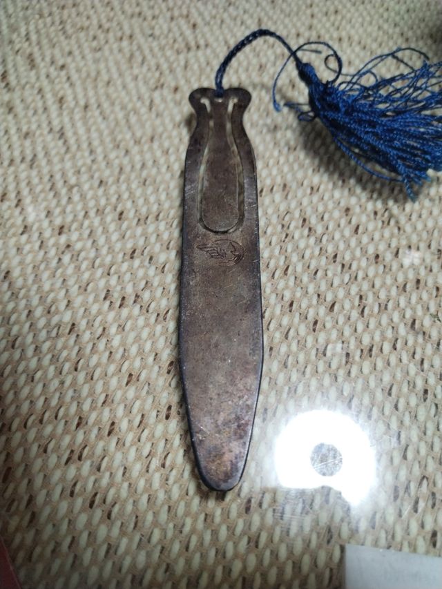 Marcapáginas metálico antiguo