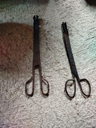 Tenazas antiguas | Chimenea
