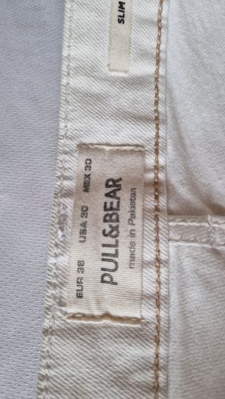 Bermuda vaquera Pull&Bear rotos. 1 blanca, 1 negra