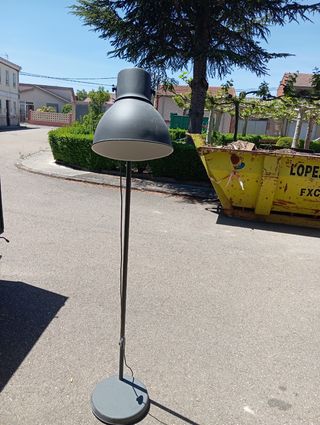 Lámpara pie gris metalica