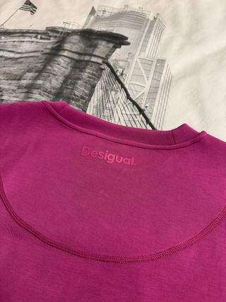 Camiseta corta top Desigual rosa fucsia sport