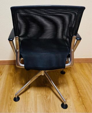 Sedia da ufficio girevole nera e argento

