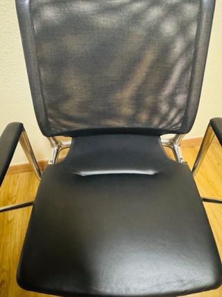 Sedia da ufficio girevole nera e argento
