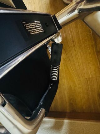 Sedia da ufficio girevole nera e argento
