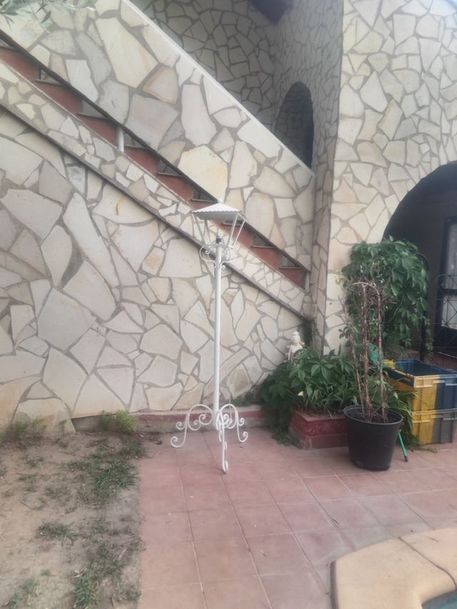 Farola blanca de metal de jardín