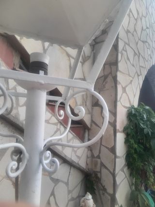 Farola blanca de metal de jardín