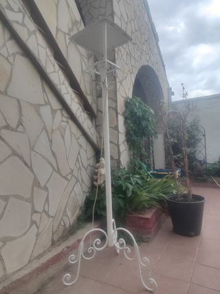 Farola blanca de metal de jardín