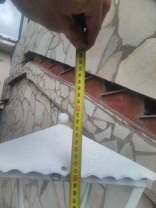 Farola blanca de metal de jardín