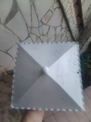 Farola blanca de metal de jardín