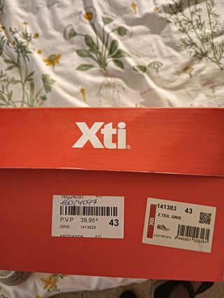 Zapatillas grises y beige