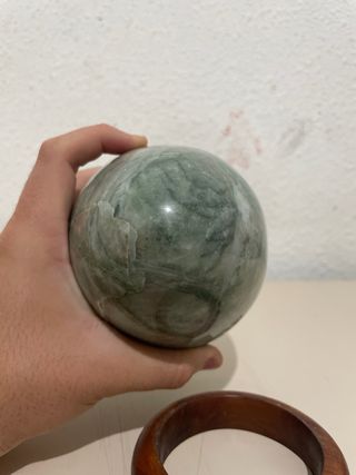 Huevo de piedra decorativo