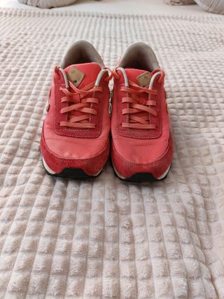 Tenis New Balance. Coral. Talla 36. 