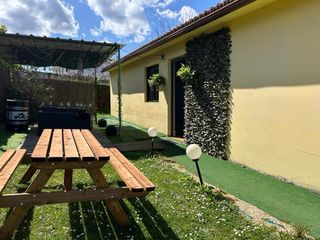 Cabaña turística con jardín