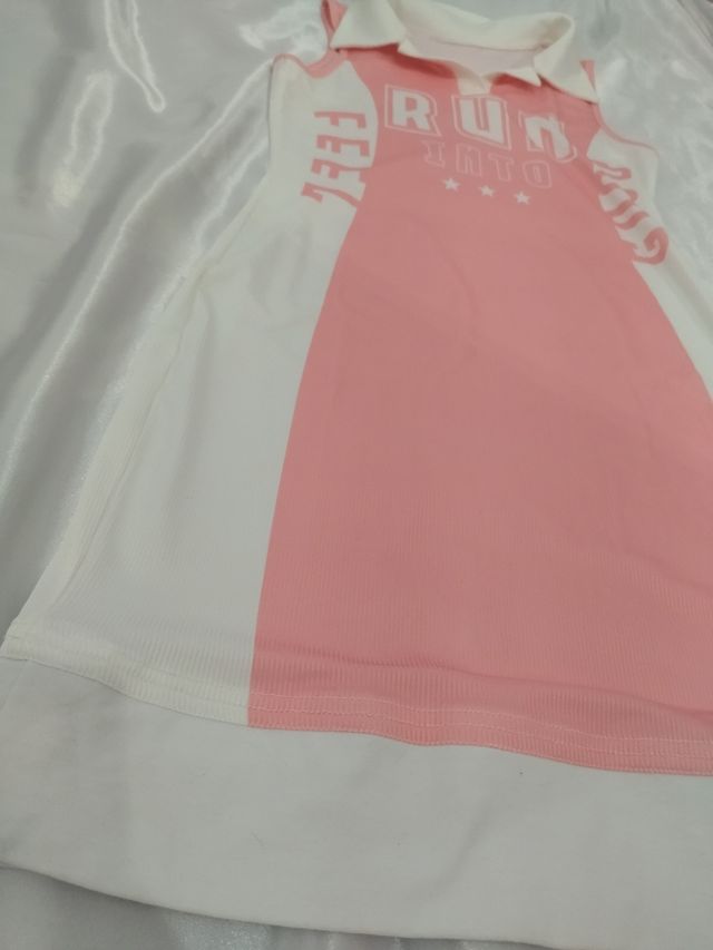 Vestido deportivo rosa y blanco