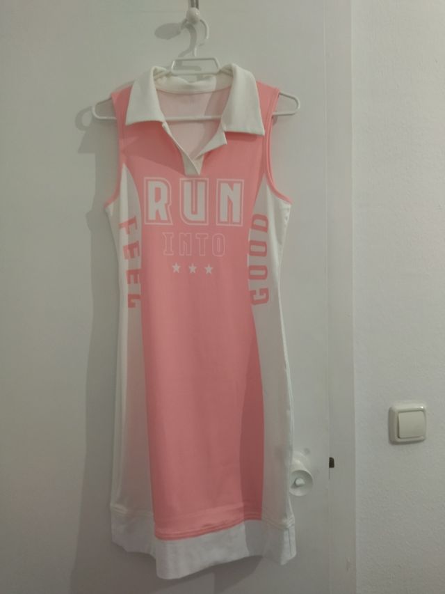 Vestido deportivo rosa y blanco