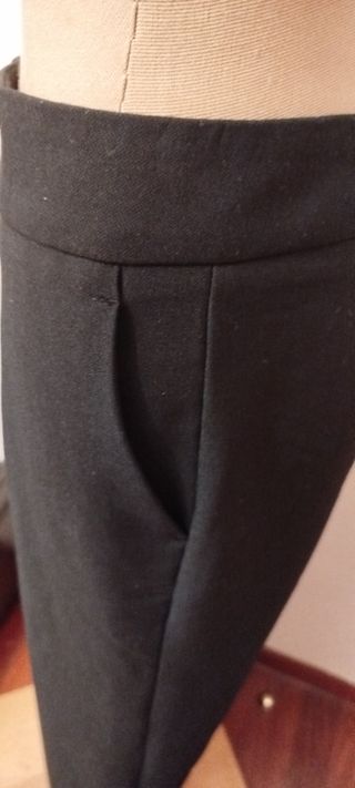 Pantalón negro ancho, elegante