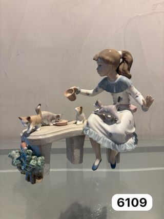 Niña Lladró 6109 con gatitos