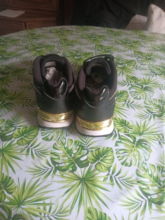 Zapatillas Reebok Classic - Negras y Doradas