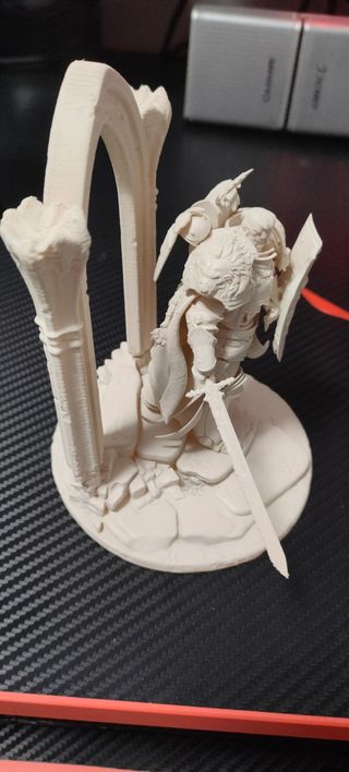 Miniatura Primarca León 3D, Resina y filamento.