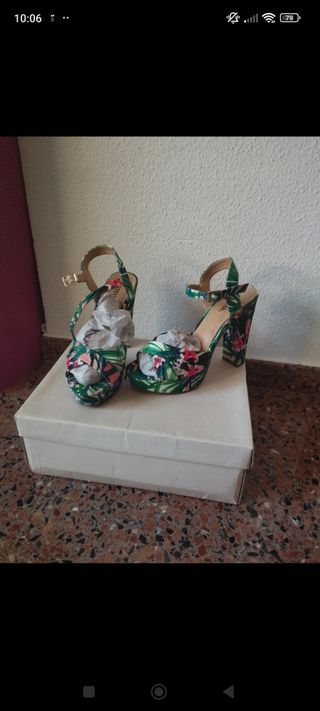 Sandalias tacón estampadas