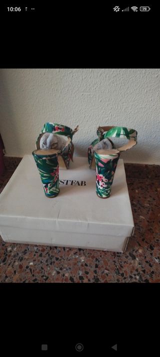Sandalias tacón estampadas