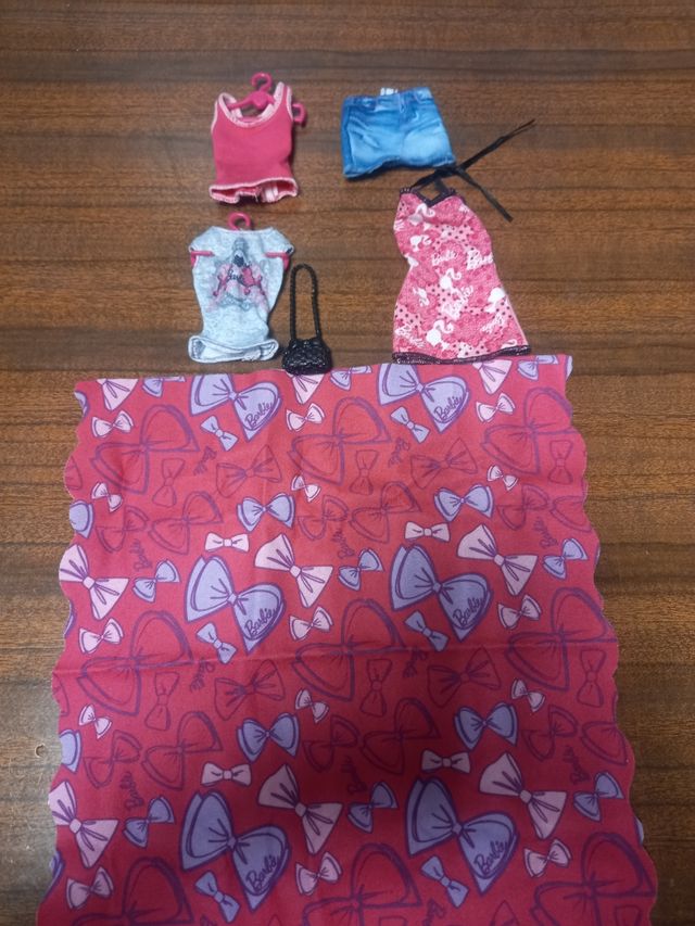 4 Muñecas Barbie + Ropa
