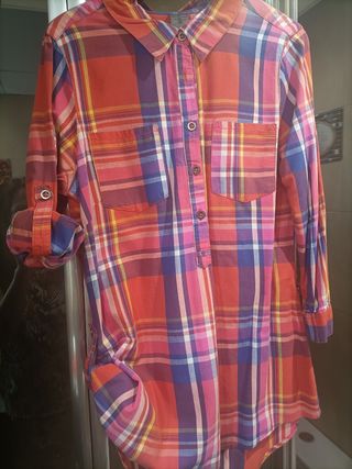 Chaqueta roja y camisa a cuadros Vero Moda