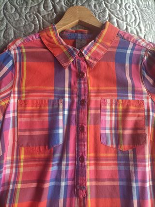Chaqueta roja y camisa a cuadros Vero Moda