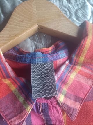 Chaqueta roja y camisa a cuadros Vero Moda