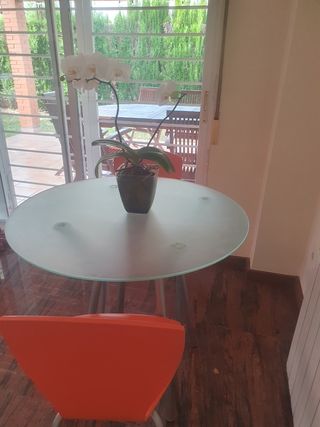 Mesa cristal + 2 sillas naranjas