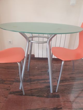 Mesa cristal + 2 sillas naranjas